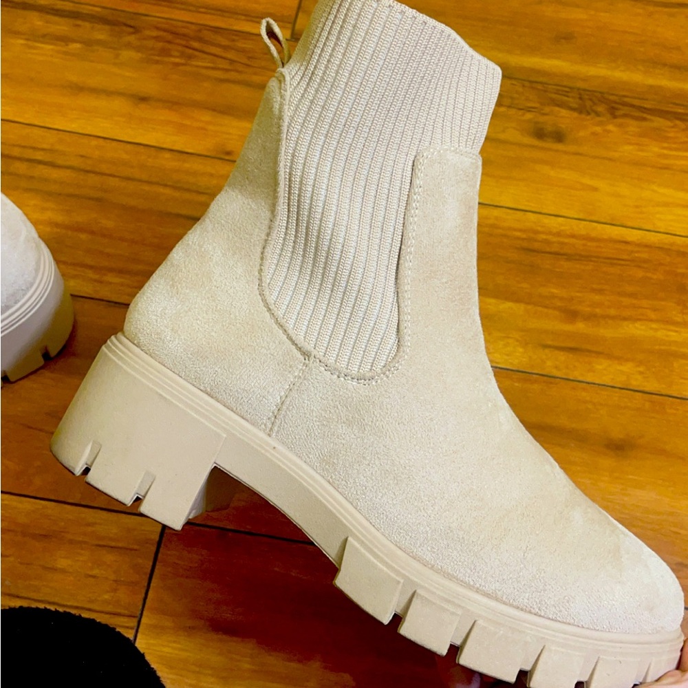 Super cute Chelsea boots ! Worn maybe 3 times, a tad too big for me!